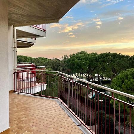 Residence Cristallo 4H Lignano Sabbiadoro Bagian luar foto