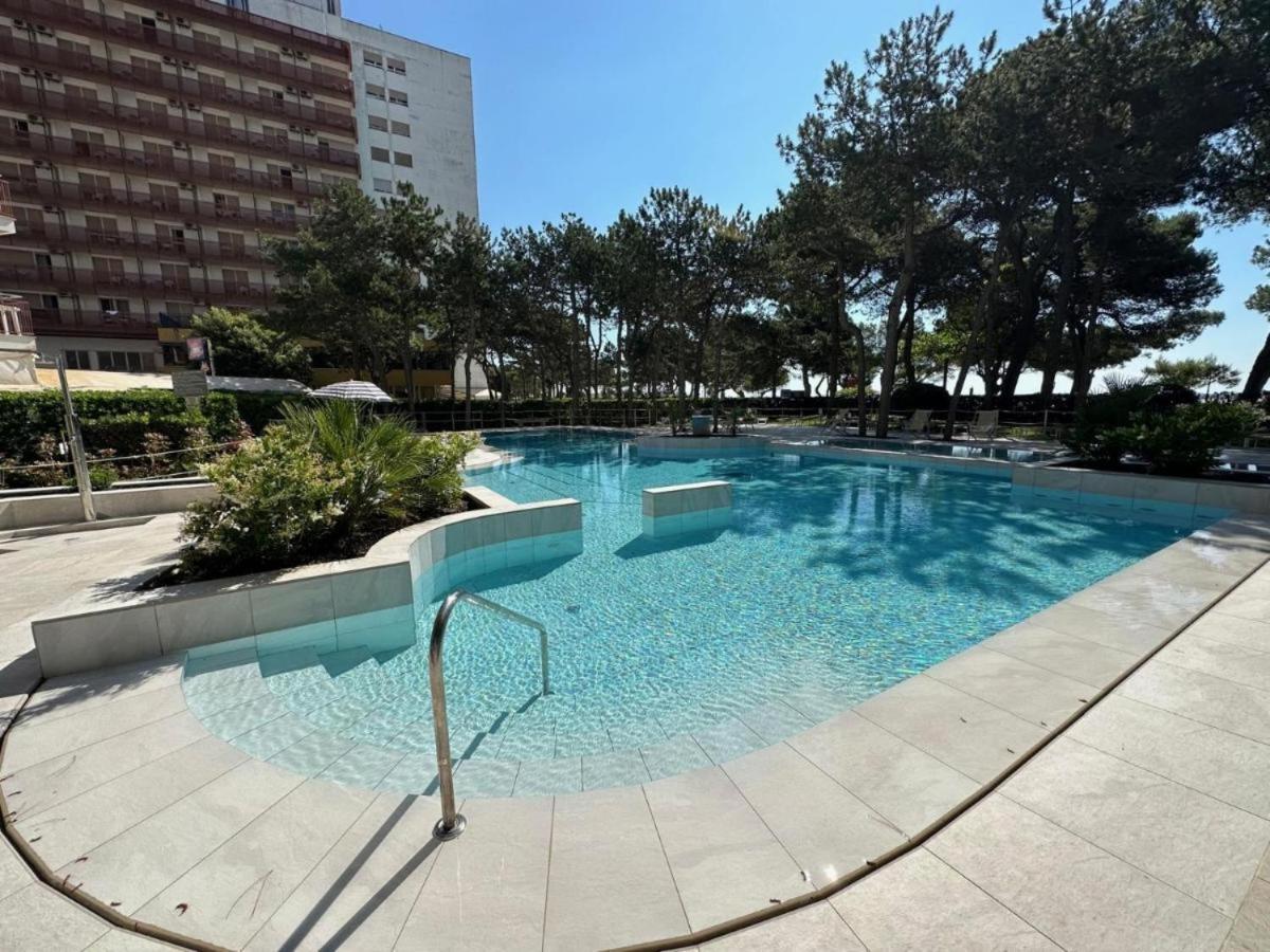 Residence Cristallo 4H Lignano Sabbiadoro Bagian luar foto