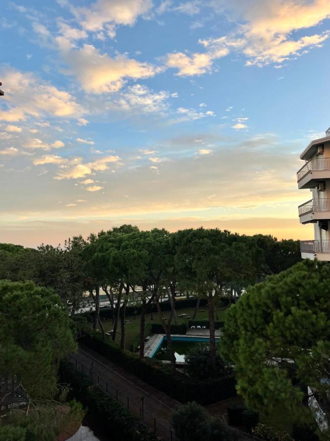 Residence Cristallo 4H Lignano Sabbiadoro Bagian luar foto