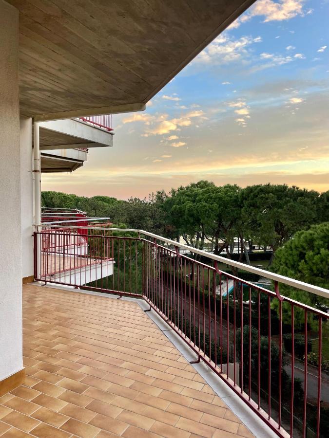 Residence Cristallo 4H Lignano Sabbiadoro Bagian luar foto