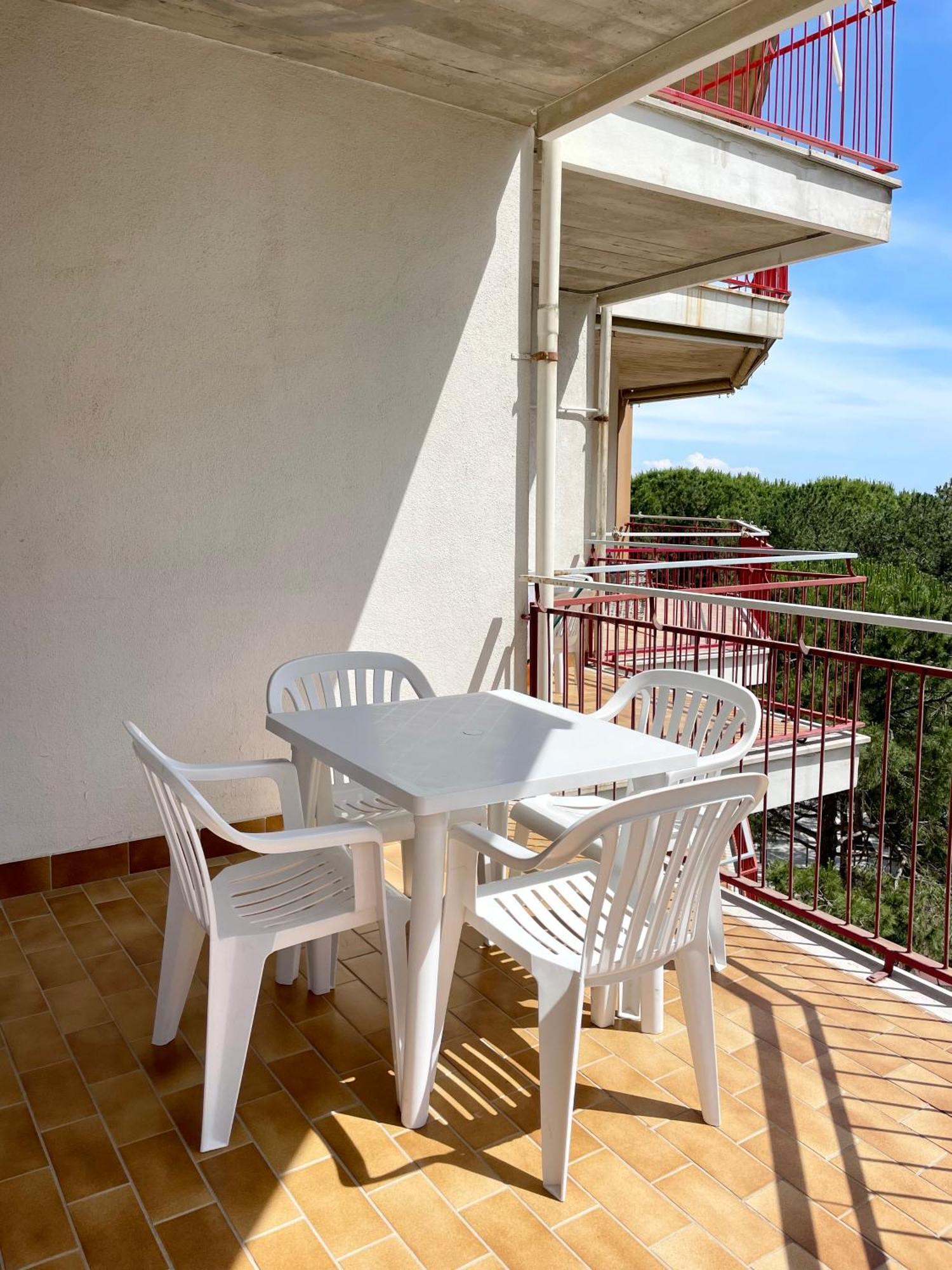 Residence Cristallo 4H Lignano Sabbiadoro Bagian luar foto