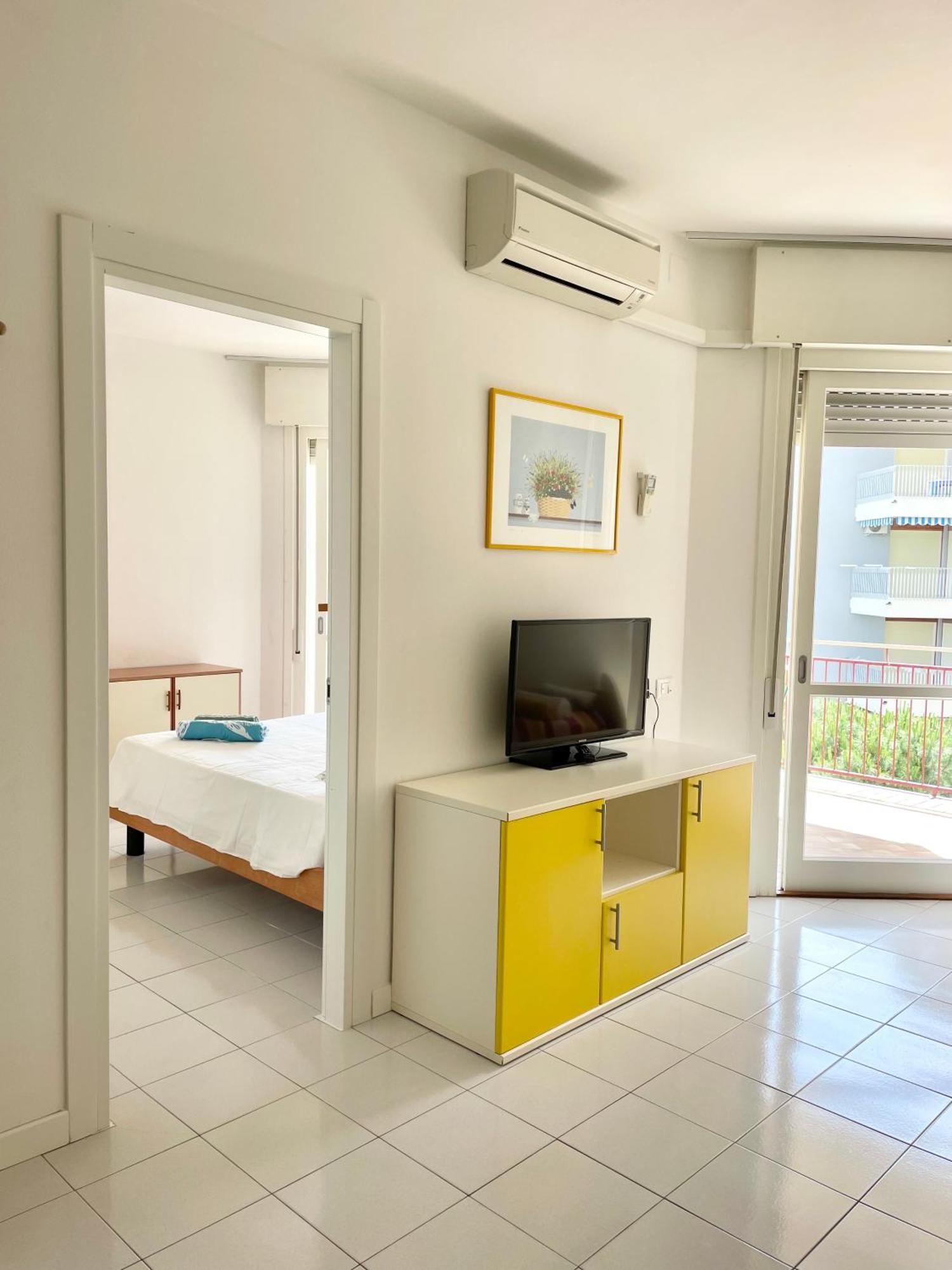 Residence Cristallo 4H Lignano Sabbiadoro Bagian luar foto