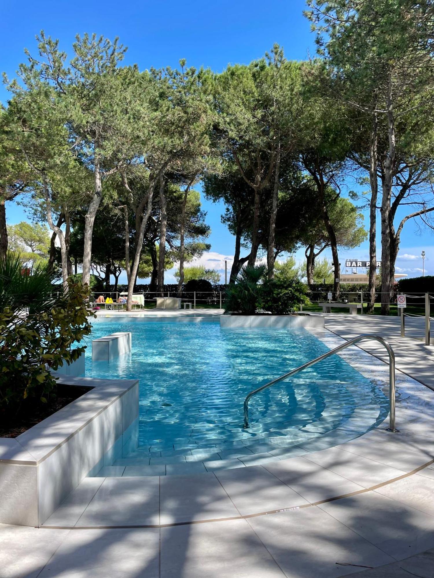 Residence Cristallo 4H Lignano Sabbiadoro Bagian luar foto